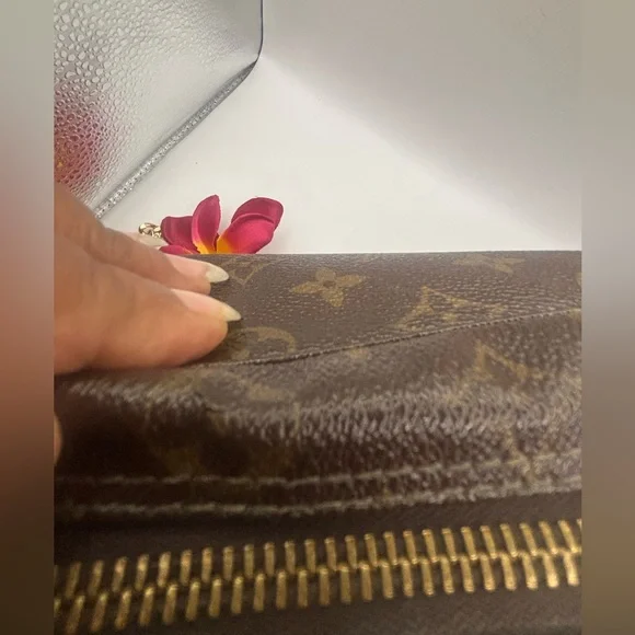 Louis Vuitton Monogram Trousse Toilette 28 Crossbody - Picture 9 of 15